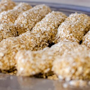 Bastones de pollo rellenos de muzarella y rebozados con avena